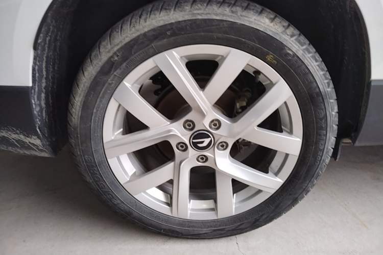 Used Jetta VS7 2023 280TSI Automatic Trend Edition Right Rear Wheel Hub