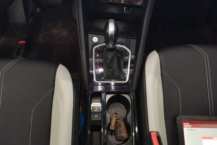 Used Jetta VS7 2024 280TSI Automatic Glory Edition Gear Lever