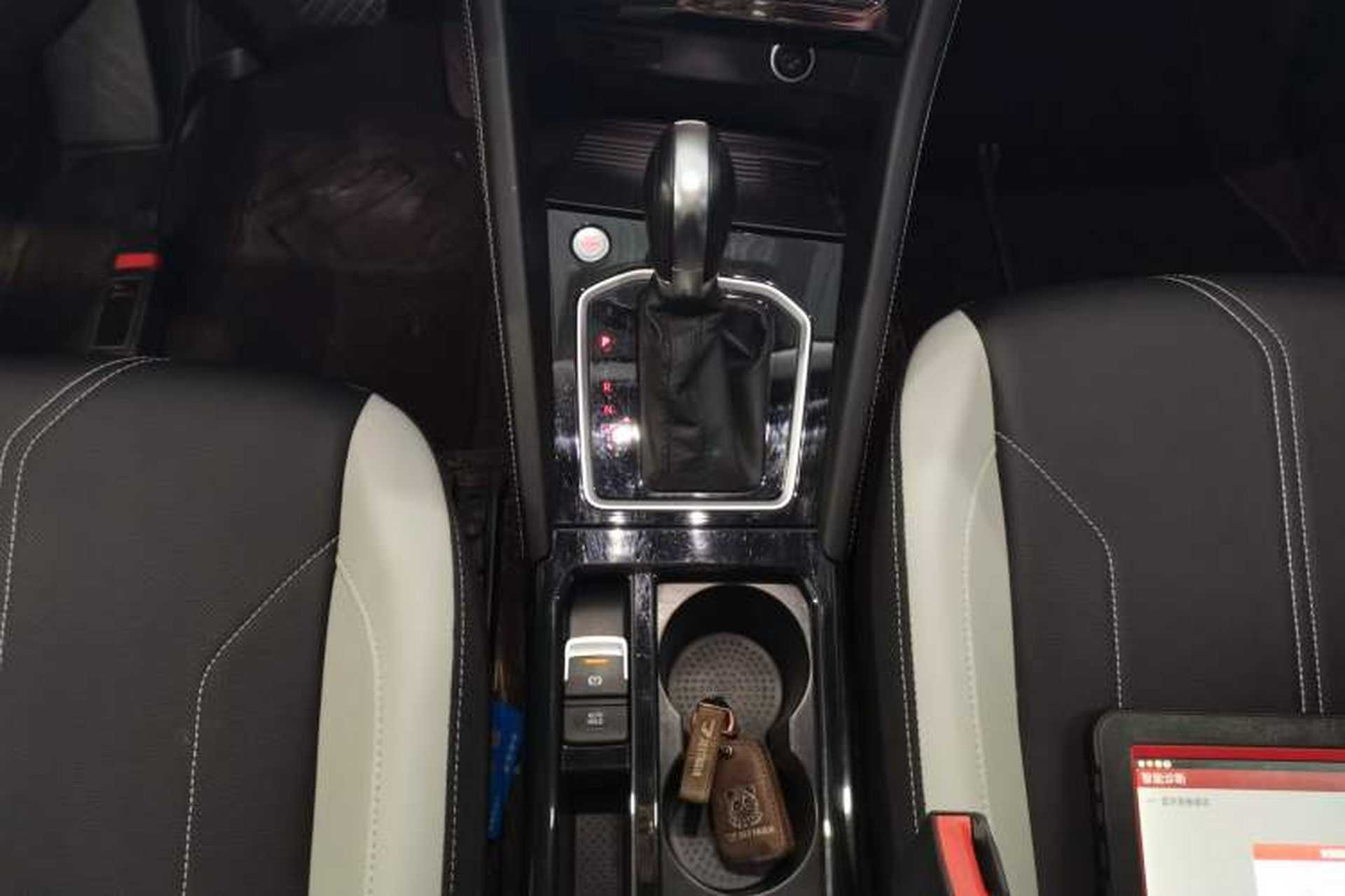 Used Jetta VS7 2024 280TSI Automatic Glory Edition Gear Lever