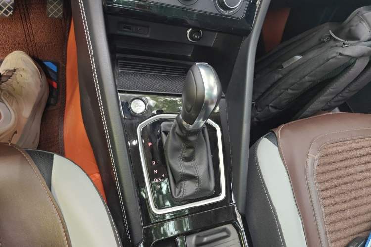 Used Jetta VS7 2024 280TSI Automatic Glory Edition Gear Lever