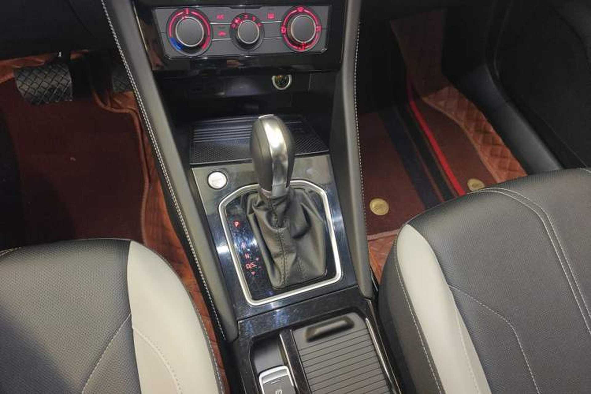 Used Jetta VS7 2024 280TSI Automatic Glory Edition Gear Lever
