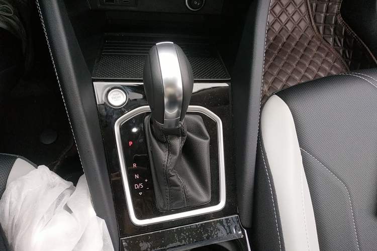 Used Jetta VS7 2024 280TSI Automatic Glory Edition Gear Lever