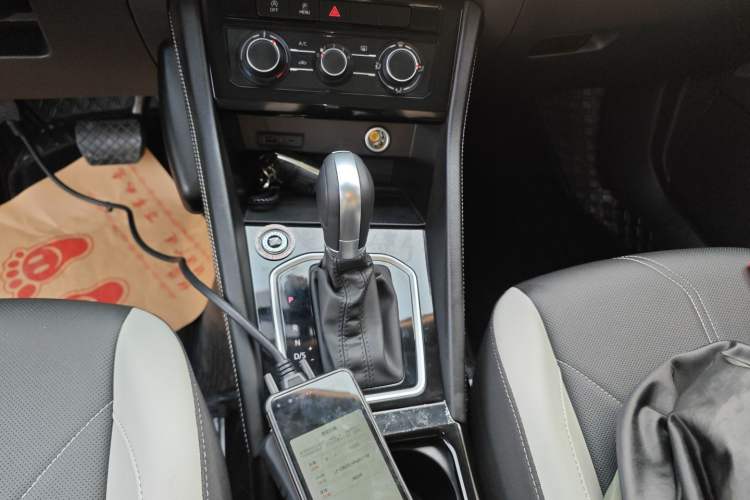 Used Jetta VS7 2024 280TSI Automatic Glory Edition Gear Lever