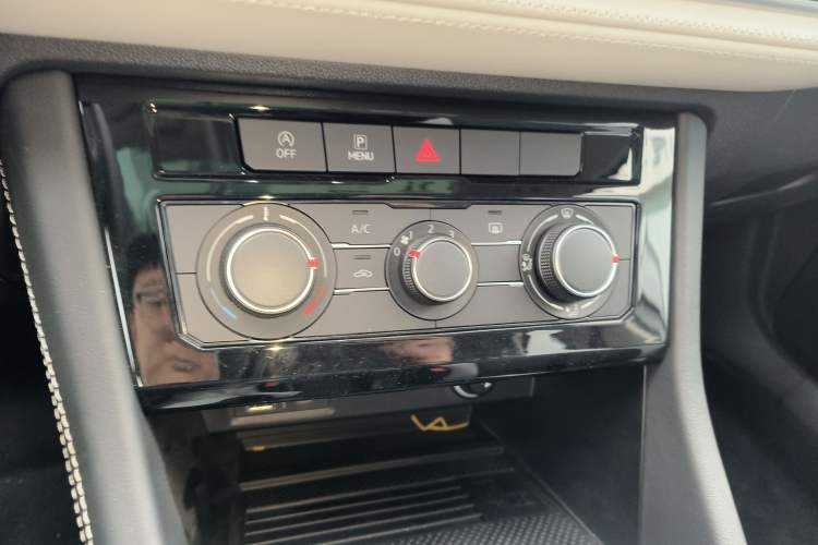 Used Jetta VS7 2024 280TSI Automatic Glory Edition Audio And AC Panel