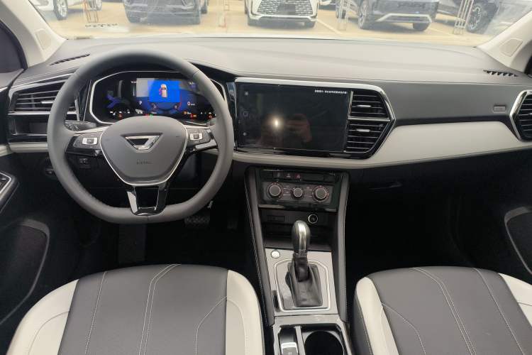 Used Jetta VS7 2024 280TSI Automatic Glory Edition Center Console