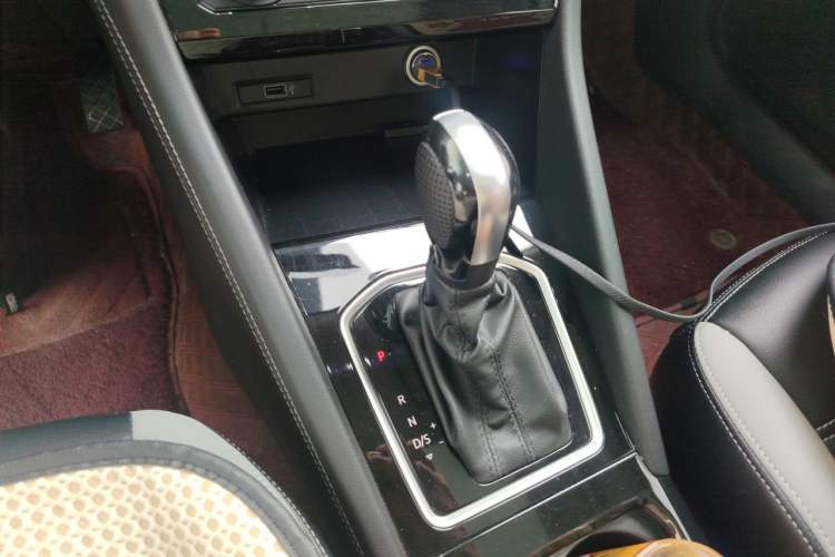 Used Jetta VS7 2024 280TSI Automatic Pioneer Edition Gear Lever