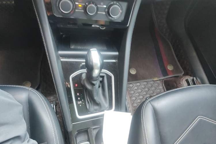 Used Jetta VS7 2024 280TSI Automatic Pioneer Edition Gear Lever