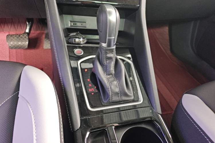 Used Jetta VS7 2024 280TSI Automatic Glory Edition Gear Lever