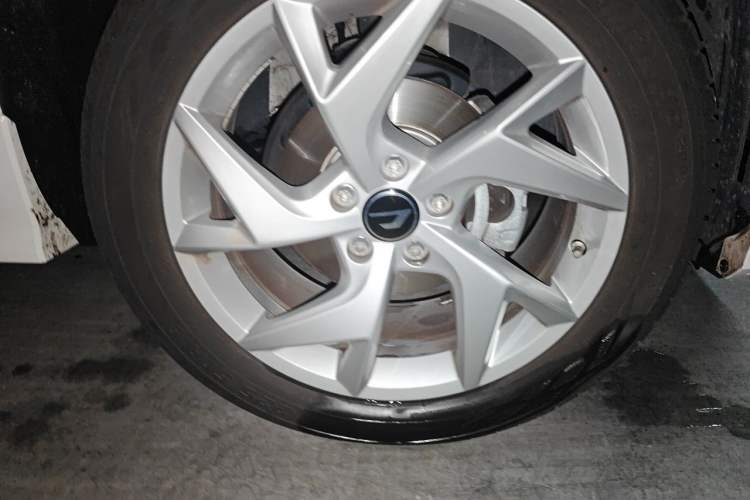 Used Jetta VS7 2024 280TSI Automatic Glory Edition Right Front Wheel Hub