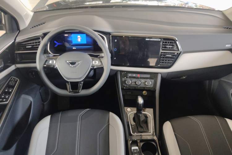 Used Jetta VS7 2026 Model, 280TSI Automatic Glory Edition Center Console