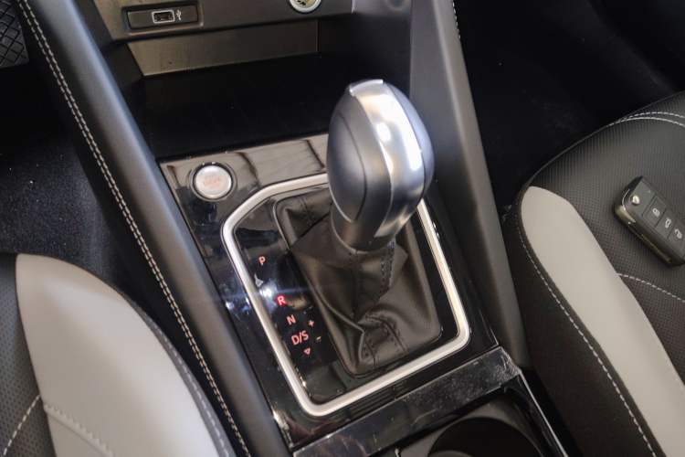 Used Jetta VS7 2026 Model, 280TSI Automatic Glory Edition Gear Lever