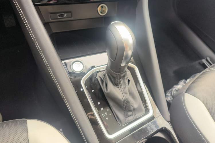 Used Jetta VS7 2026 Model, 280TSI Automatic Glory Edition Gear Lever