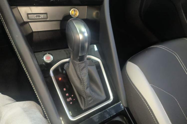 Used Jetta VS7 2026 Model, 280TSI Automatic Glory Edition Gear Lever