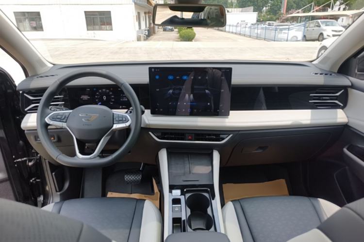 Used Jetta VS8 2026 Model 280TSI Automatic Supreme Edition Center Console