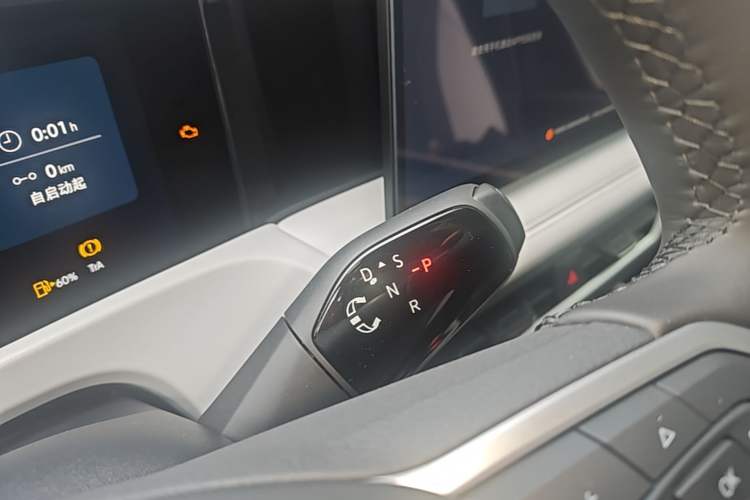Used Jetta VS8 2026 Model 280TSI Automatic Supreme Edition Gear Lever