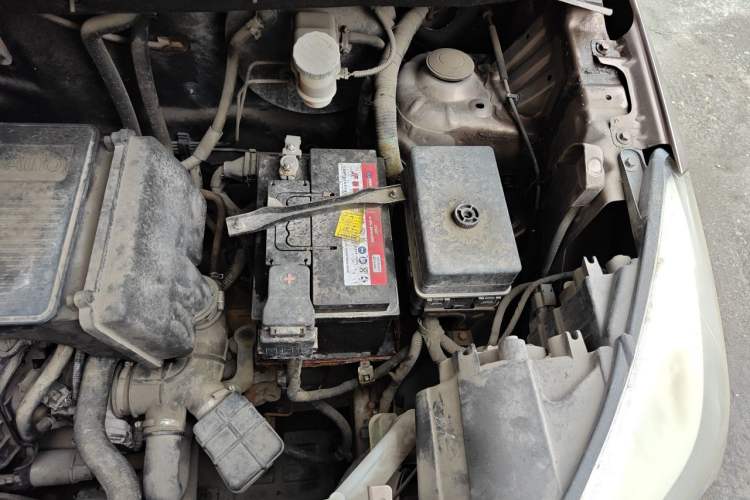 Used Jinbei 750 2015 1.5L Luxury Model Engine Bay Left