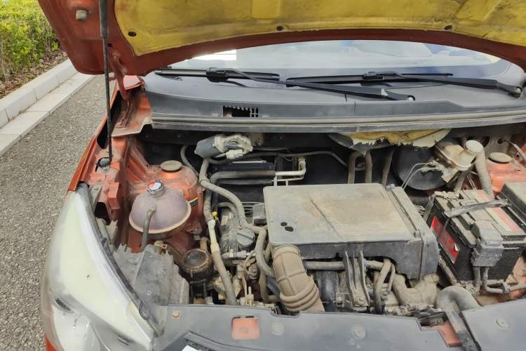Used Jinbei 750 2015 1.5L Comfort Model Engine Bay Right