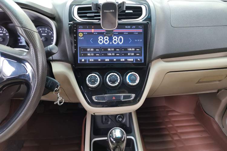 Used Jinbei 750 2015 1.5L Luxury Model Interior 2