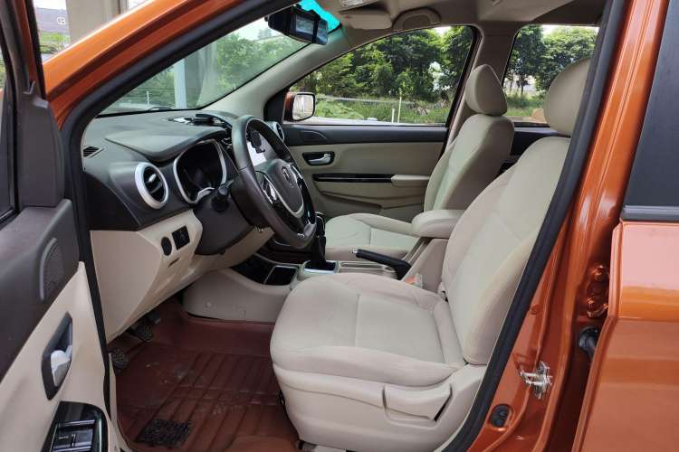 Used Jinbei 750 2015 1.5L Luxury Model Interior 3
