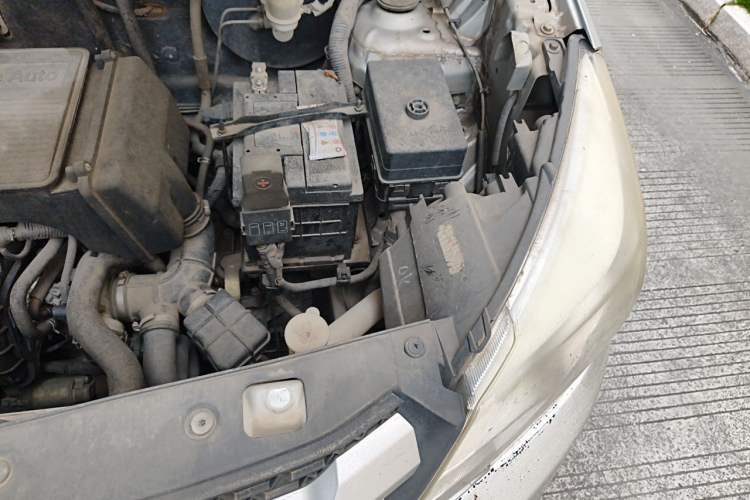 Used Jinbei 750 2015 1.5L Luxury Model Engine Bay Left