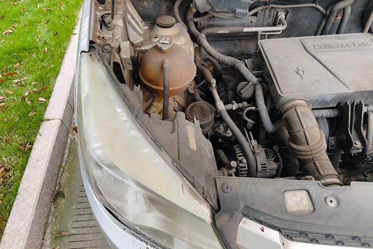 Used Jinbei 750 2015 1.5L Luxury Model Engine Bay Right