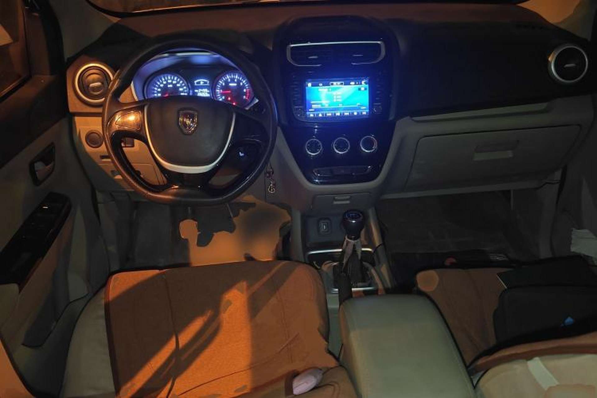Used Jinbei 750 2015 1.5L Luxury Model Center Console