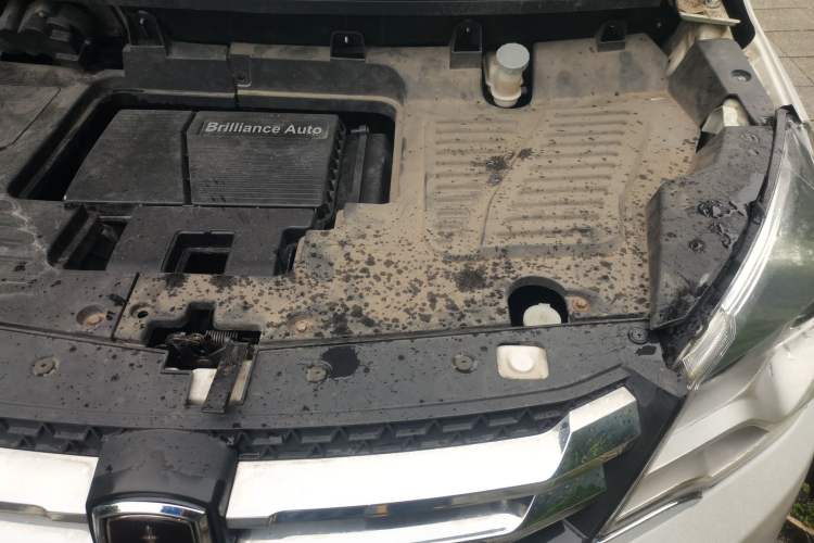 Used Jinbei 750 2015 1.5L Luxury Model Engine Bay Left
