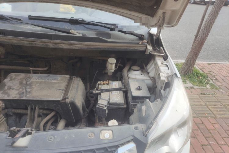 Used Jinbei 750 2015 1.5L Flagship Model Engine Bay Left