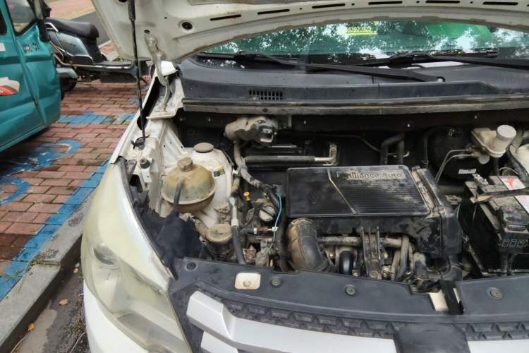 Used Jinbei 750 2015 1.5L Comfort Model Engine Bay Right