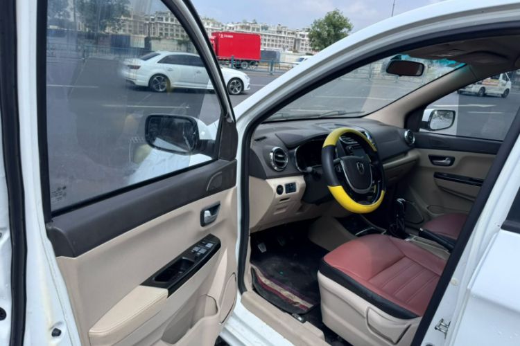 Used Jinbei 750 2015 1.5L Deluxe Model Interior 1