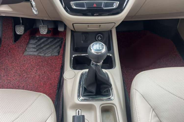 Used Jinbei 750 2015 1.5L Flagship Model Interior 4