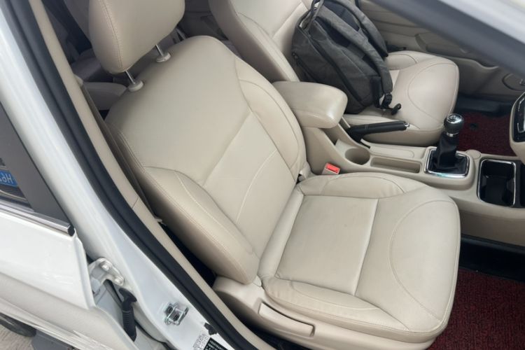Used Jinbei 750 2015 1.5L Flagship Model Interior 6