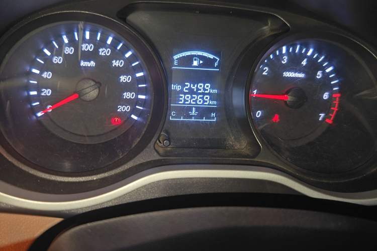Used Jinbei 750 2015 1.5L Luxury Model Odometer Close Up