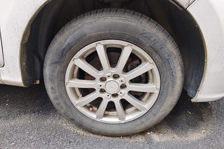 Used Jinbei 750 2015 1.5L Comfort Model Right Front Wheel Hub