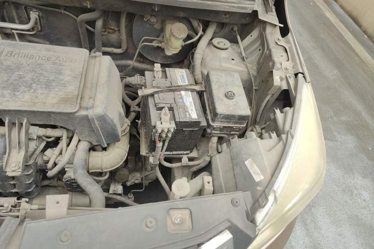 Used Jinbei 750 2016 1.5L Luxury Model Engine Bay Left