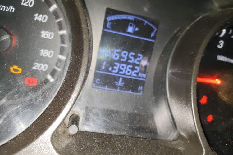 Used Jinbei 750 2016 1.5L Luxury Model Odometer Close Up