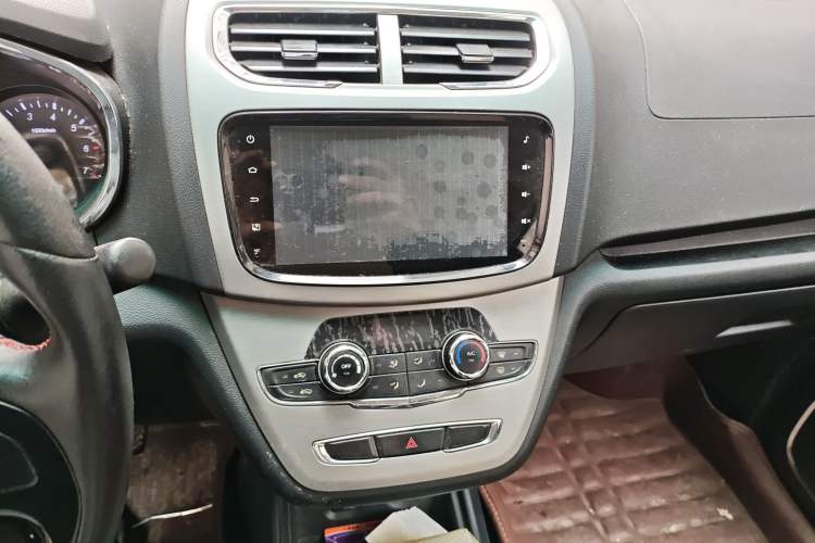 Used Jinbei 750 2016 1.5L e-Drive Version Audio And AC Panel