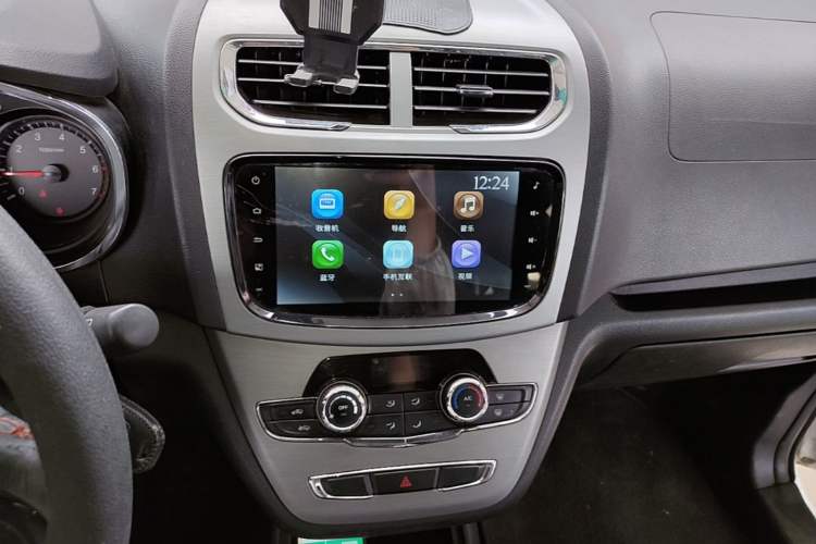 Used Jinbei 750 2016 1.5L e-Drive Version Audio And AC Panel