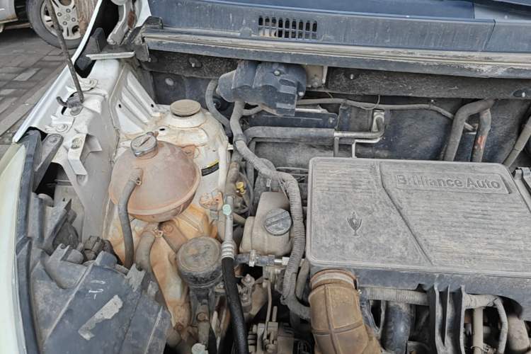 Used Jinbei 750 2016 1.5L Flagship Edition Engine Bay Right