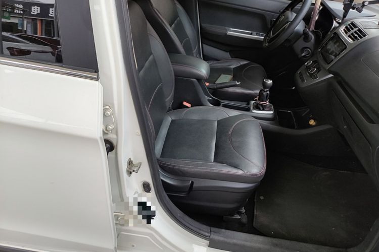 Used Jinbei 750 2016 1.5L e-Drive Version Right Front Seat