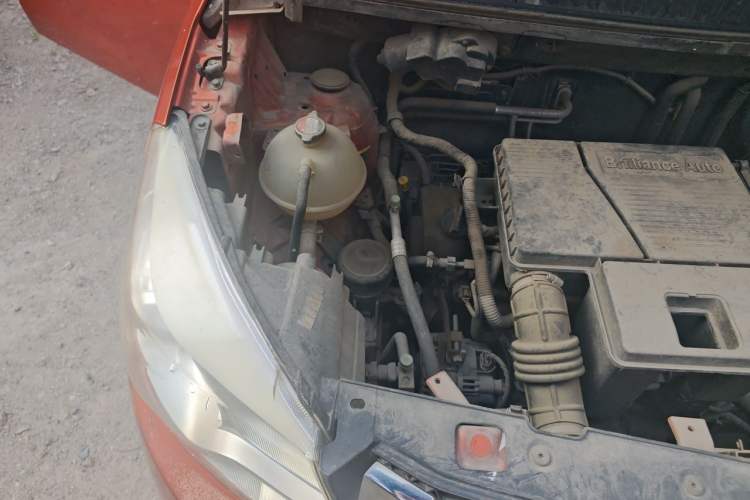 Used Jinbei 750 2016 1.5L Flagship Edition Engine Bay Right