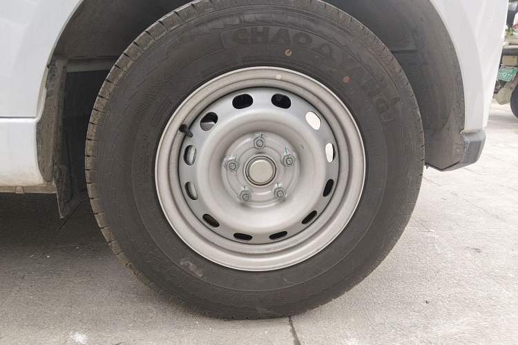Used Jinbei E6 2026 Model, Standard Version, Long Roof, 6 Seats Right Front Wheel Hub