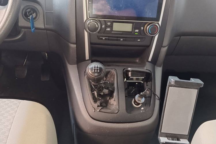 Used Jinbei Express 2017 2.0L Standard Version V19 Interior 4