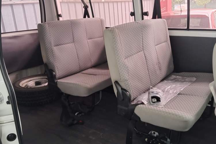 Used Jinbei Express 2017 2.0L Standard Version V19 Interior 8
