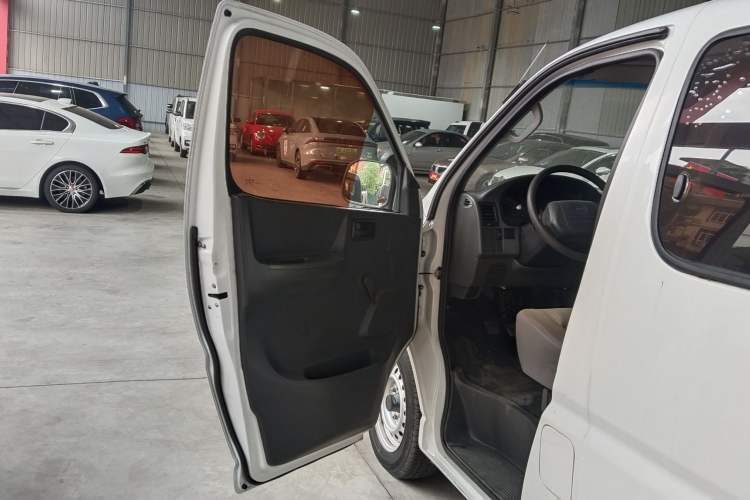 Used Jinbei Express 2017 2.0L Standard Version V19 Interior 9