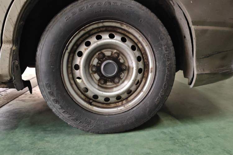 Used Jinbei Express 2017 2.0L Standard Version V19 Right Front Wheel Hub