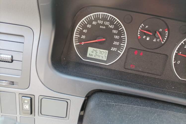 Used Jinbei Express 2018 2.0L Standard Version V19 Odometer Close Up