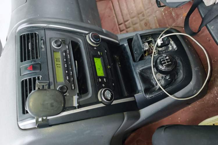 Used Jinbei Express 2019 2.0L Standard Version China VI 1TZS Audio And AC Panel