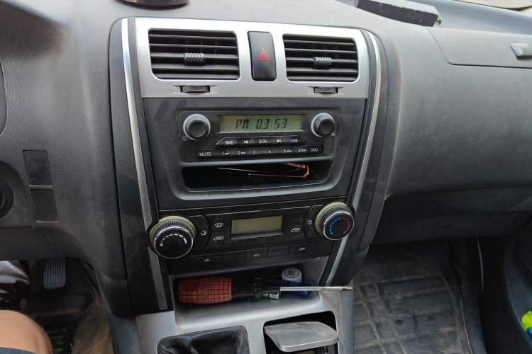 Used Jinbei Express 2019 2.0L Standard Version China VI 1TZS Audio And AC Panel