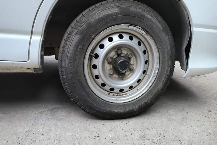 Used Jinbei Express 2019 2.0L Standard Version China VI 1TZS Right Front Wheel Hub